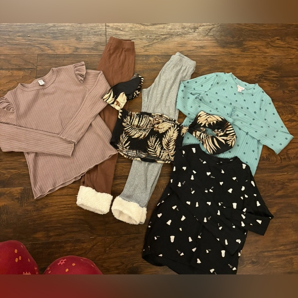 Old Navy size 10/12  Black Ghost Print Tee
6 pieces 12 sizes see the Pic